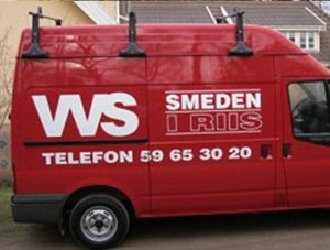 Rød firmabil med firmalogo