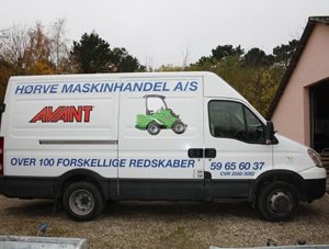 Bilreklame på rød firmabil